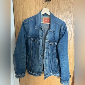 Medium Wash Levi’s Denim Trucker Jacket